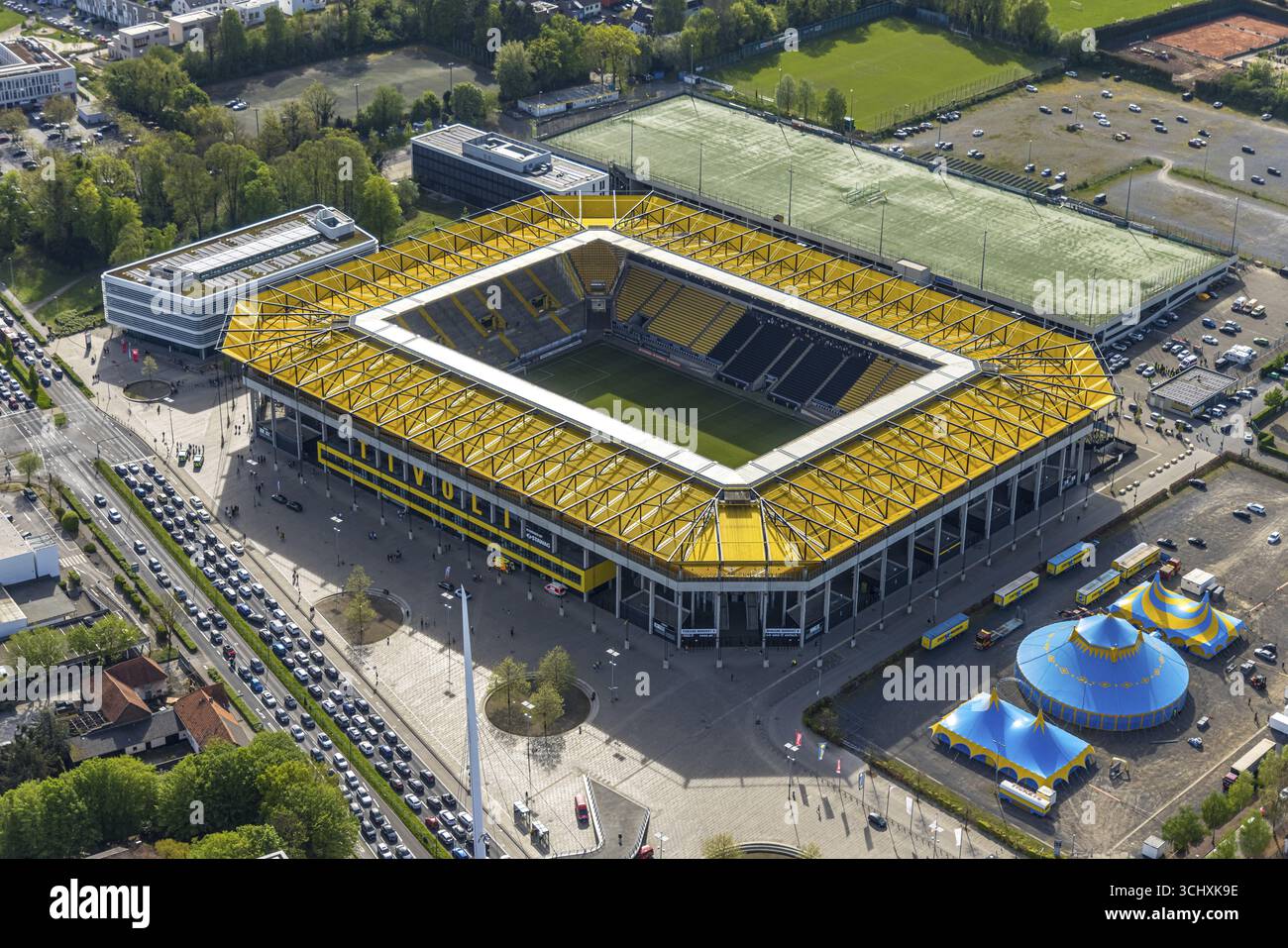 Vue aérienne, Aachener Tivoli, stade de football dans le Sportpark Soers, terrain du club de football Alemannia Aix-la-Chapelle, Circus-Theater Roncalli tentes de cirque Banque D'Images