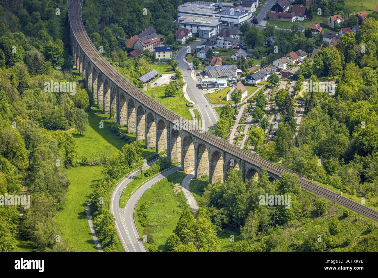 Vue aérienne, viaduc d'Altenbeken, Adenauerstrasse, structure de pont de viaduc ferroviaire, aussi appelé viaduc de Beke ou Grand viaduc, cimetière d'Altenbeken et Banque D'Images