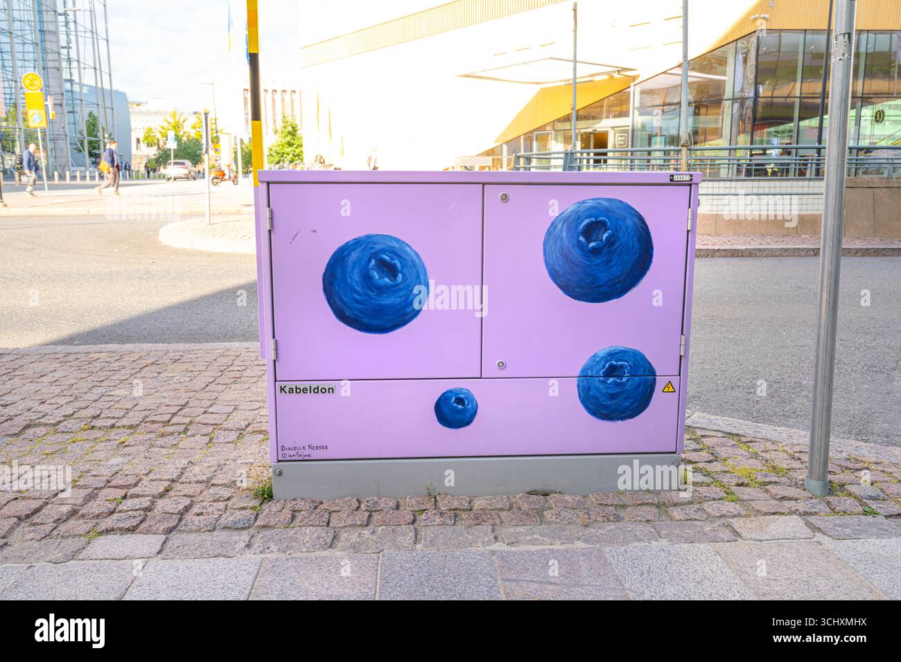 Helsinki, Finlande. Août 27 2025. les boîtes de jonction électrique peintes sur les trottoirs du centre-ville Banque D'Images