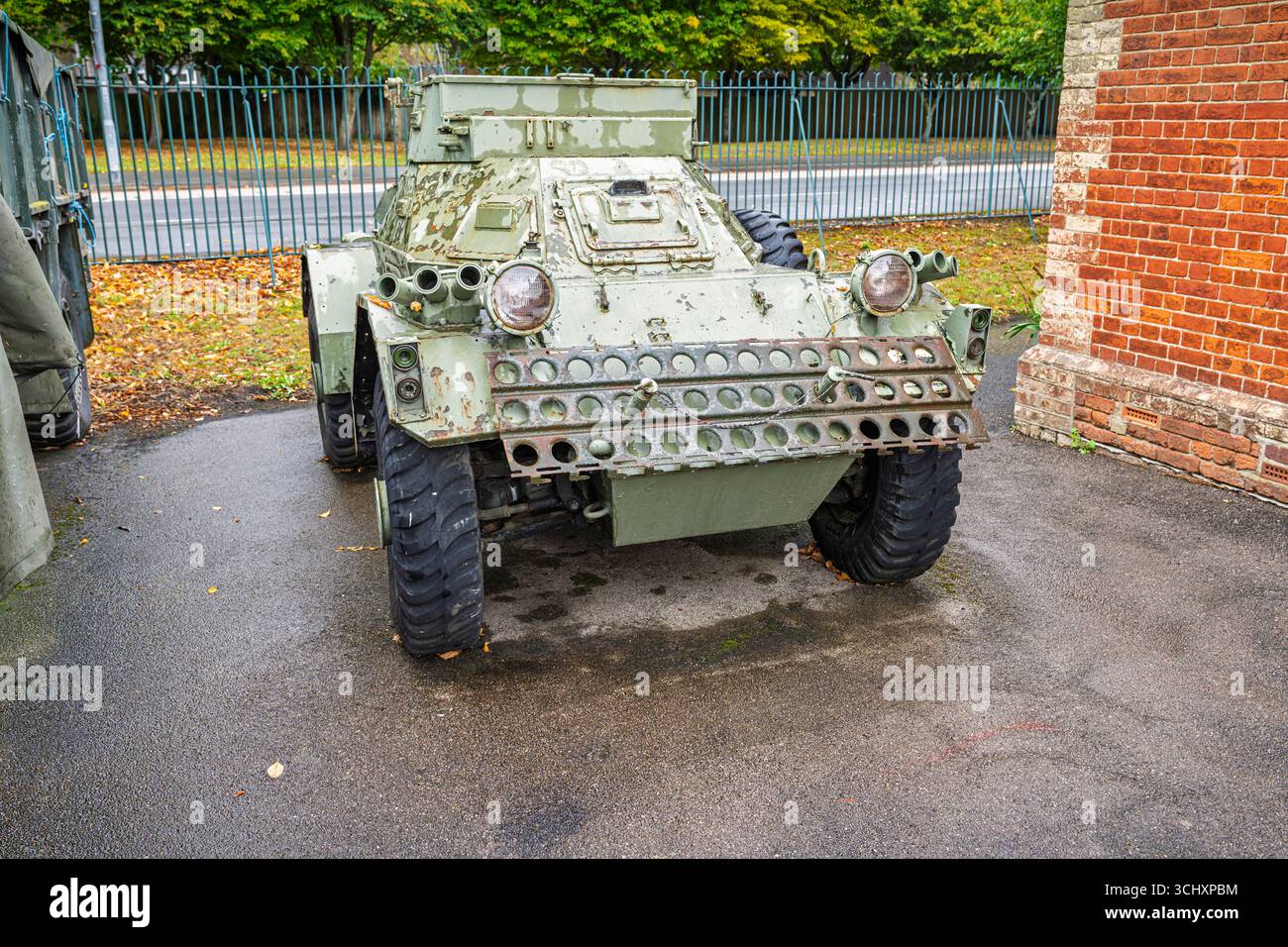 Véhicule militaire blindé léger Ferret à tourelle verte, voiture blindée, véhicule de repérage, exposé au musée militaire d'Aldershot, Aldershot, Hampshire, Royaume-Uni Banque D'Images