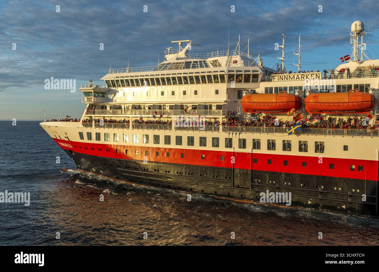 Touristes à la rampe du navire, navire MS Finnmarken, Mehamn, Finnmark, Norvège, Scandinavie, Europe, voyage d'aventure, accueil des passagers, tourisme, Banque D'Images