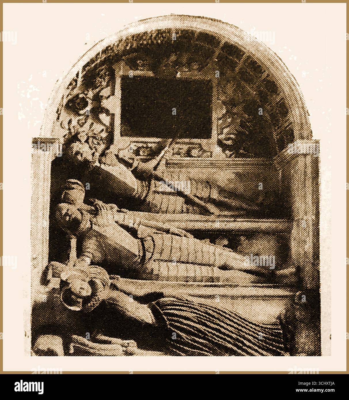 Une image imprimée de 1908 de 1613 effigies de la famille Seymour (Lord Edward Seymour-décédé en 1593 son fils, et belle-fille, Elizabeth, fille d'Arthur Champernowne). Dans l'église Sainte-Marie Berry Pomeroy, Totnes. --- Seymour (c. 1528 – 1593), était haut shérif du Devon en 1583 il a été fait chevalier par son père le duc de Somerset le 10 septembre 1547 sur le champ de bataille de Pinkie (Écosse)- L'ensemble est décoré de grenades et de roses Banque D'Images Une image imprimée de 1908 de 1613 effigies de la famille Seymour (Lord Edward Seymour-décédé en 1593 son fils, et belle-fille, Elizabeth, fille d'Arthur Champernowne). Dans l'église Sainte-Marie Berry Pomeroy, Totnes. --- Seymour (c. 1528 – 1593), était haut shérif du Devon en 1583 il a été fait chevalier par son père le duc de Somerset le 10 septembre 1547 sur le champ de bataille de Pinkie (Écosse)- L'ensemble est décoré de grenades et de roses Banque D'Images