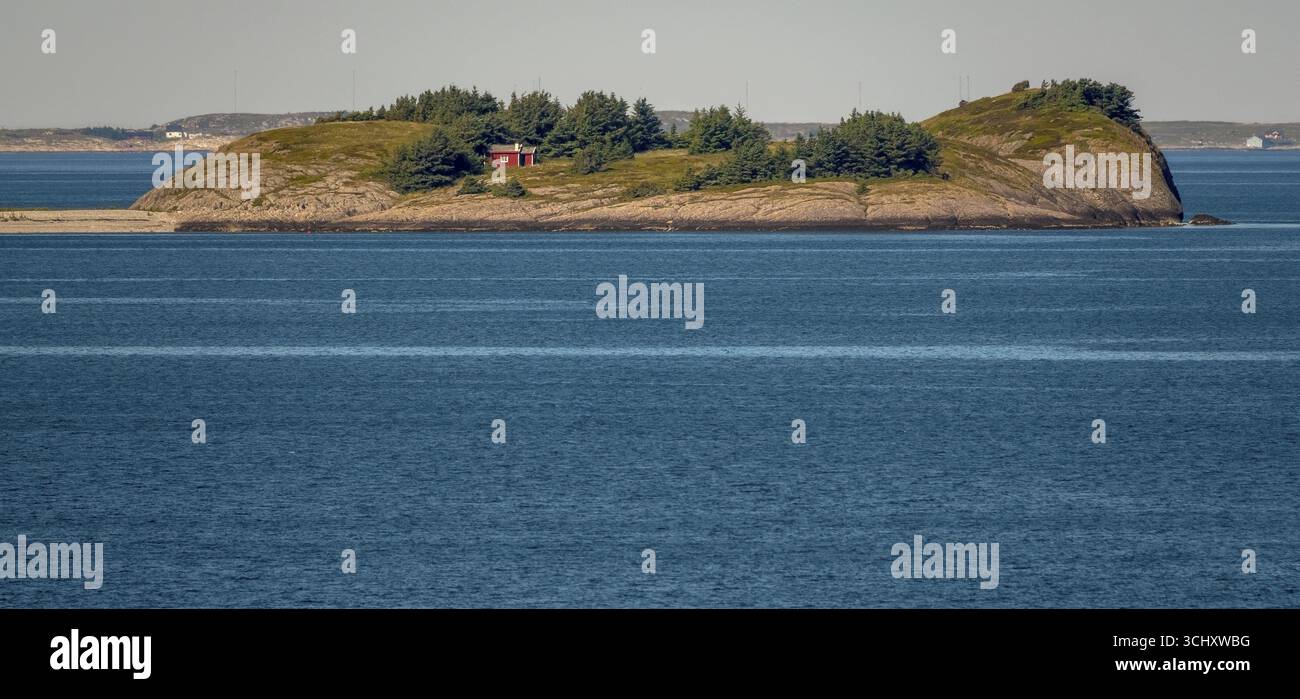 Île avec maison dans le Trondheimfjord, Uthaug, Trondelag, Norvège, Scandinavie, Europe, voyage aventure, fjord, tourisme, Hurtigruten, Hurtigruten tri Banque D'Images
