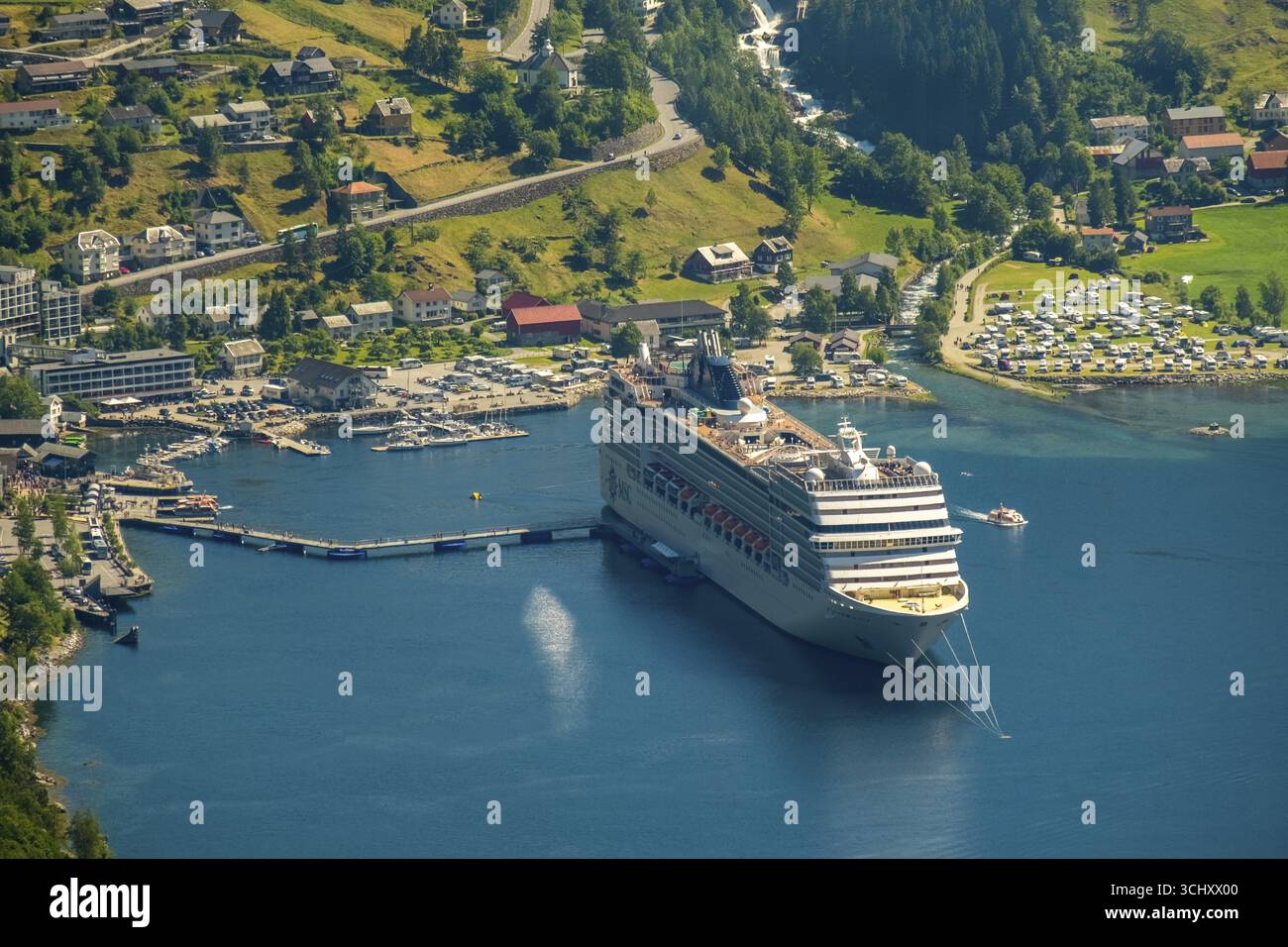 Geirangerfjord, vue de Geiranger, navire MSC Orchestra à l'ancre, plus og Romsdal, Norvège, Scandinavie, Europe, croisière aventure, amarrage, bateaux, visite Banque D'Images