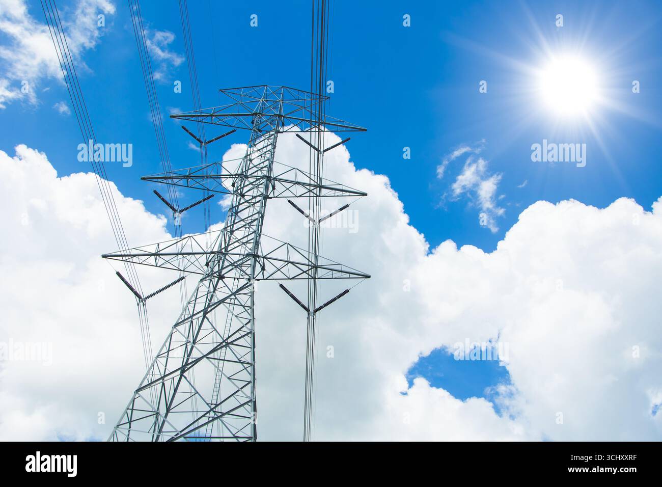 Electricity ligne électrique, tour de transmission d'énergie haute tension à urbain contre le ciel bleu d'été. Banque D'Images
