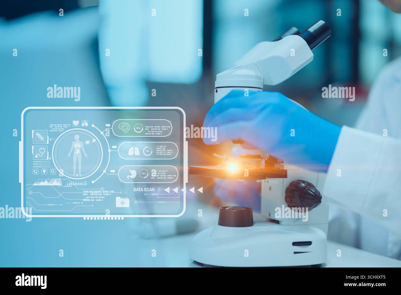 Scientifique travaillant à la superposition de microscope de laboratoire de science hud montrant des informations sur les médicaments et la santé écran visuel moderne d'affichage des détails de recherche Banque D'Images
