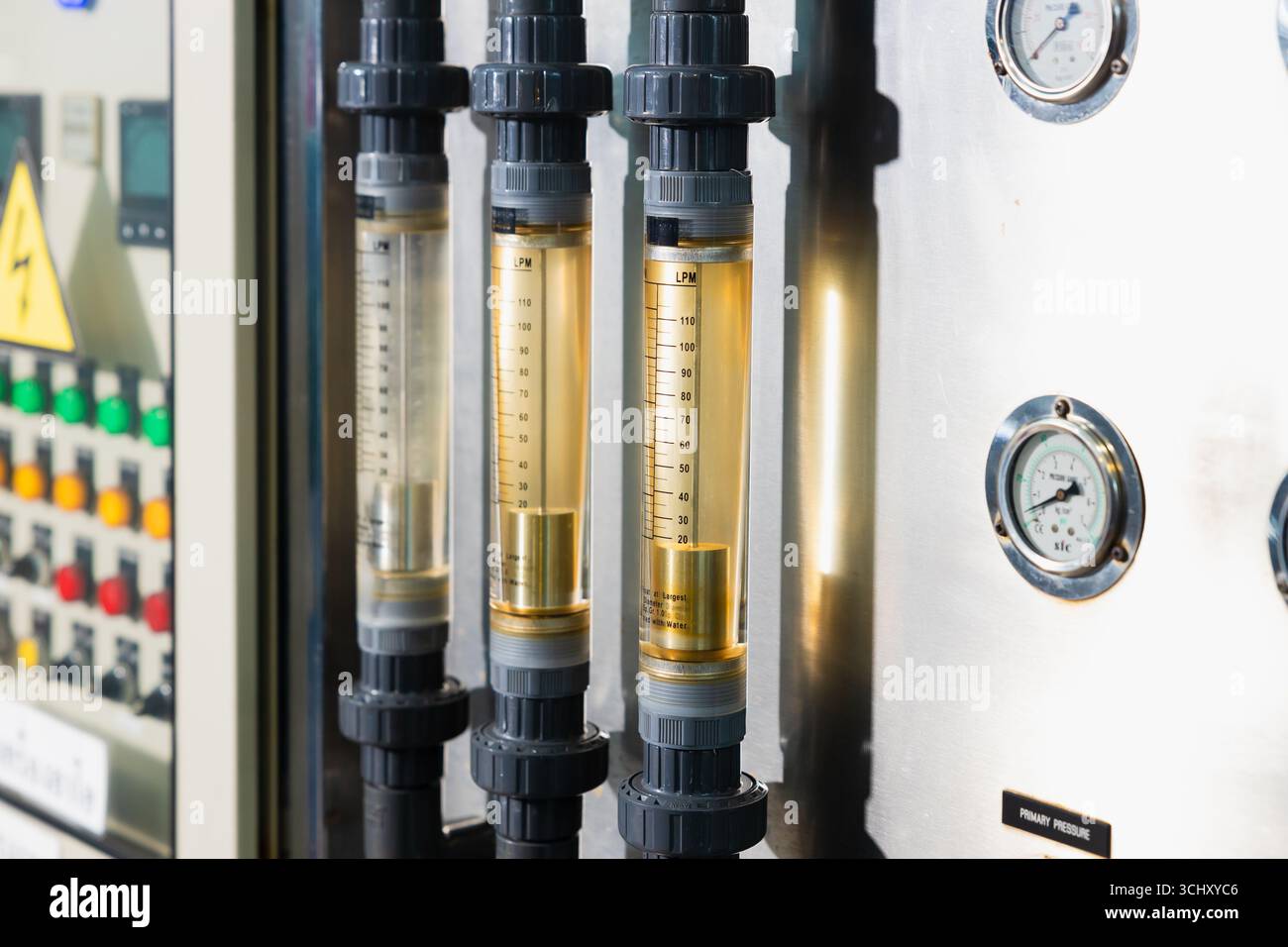 Débitmètre d'eau dans l'industrie de l'eau potable, contrôle de tuyau de procédé de purificateur de machine de manomètre de débitmètre de LPM Banque D'Images