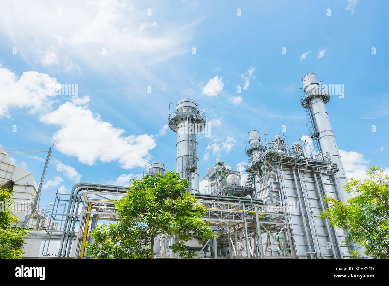 Centrale électrique avec parc d'arbres. Industrie verte, énergie écologique pour une énergie future durable, économie d'énergie, faible empreinte carbone respectueuse de l'environnement. Banque D'Images