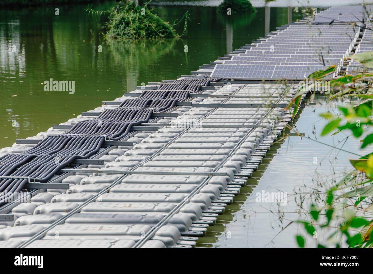 Panneau solaire flottant. Système PV de panneau photovoltaïque solaire dans l'étang d'eau de lac d'industrie. Economie d'énergie avec Clean Power. Banque D'Images