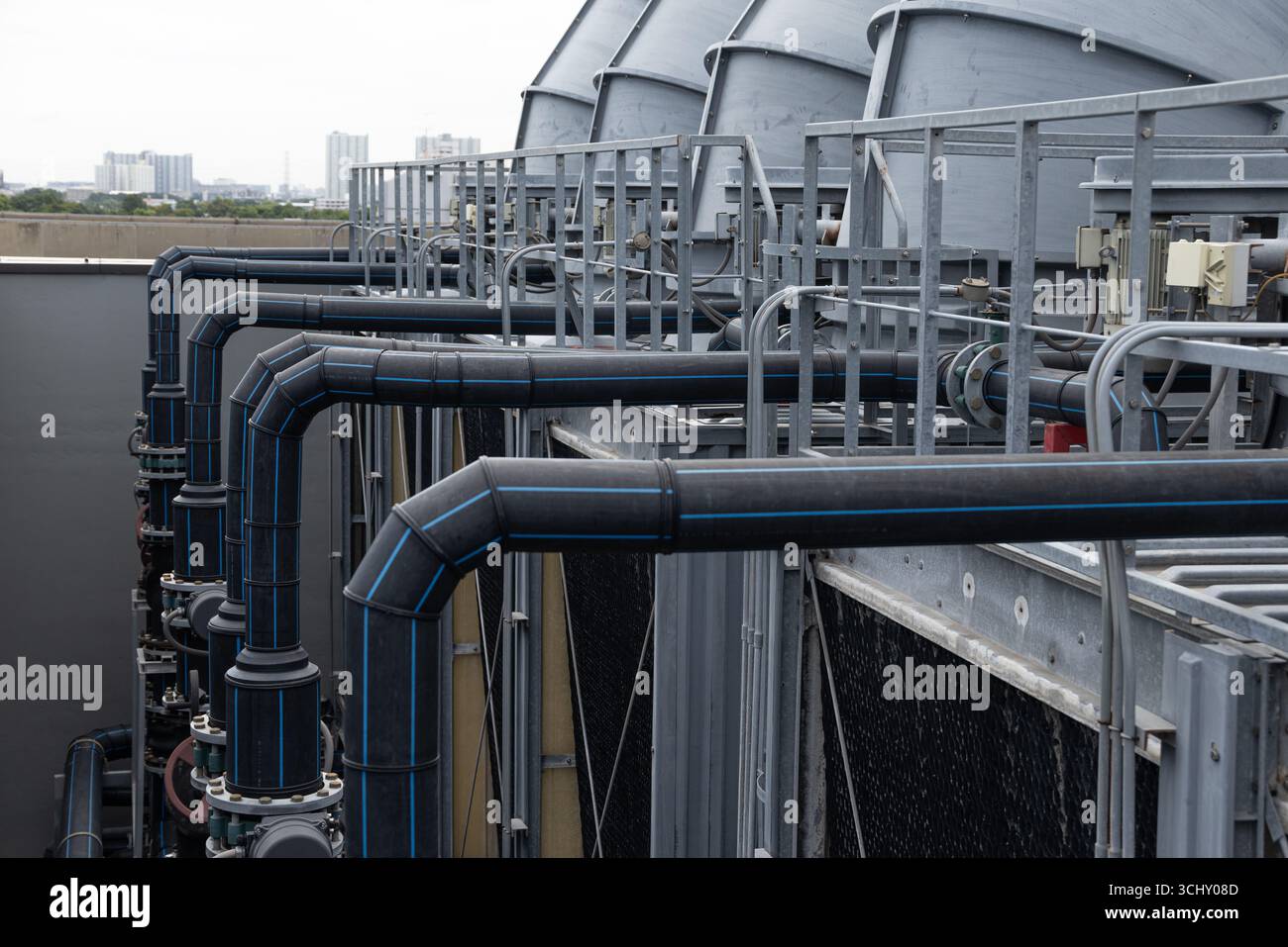 Système HVAC de l'industrie, tour de refroidissement, tuyau de vanne d'eau de système de climatiseur d'industrie de ventilateur au sommet du toit du bâtiment. Banque D'Images