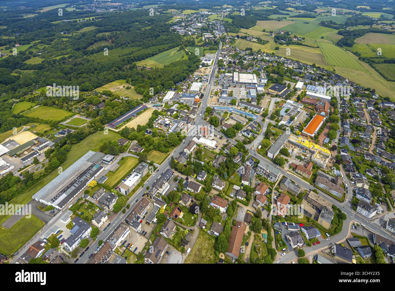 Vue aérienne, vue locale zone résidentielle Mittelstrasse et place de la mairie, chantier de construction de la mairie et évangélique Hasslinghausen-Herzkamp-Silsc Banque D'Images