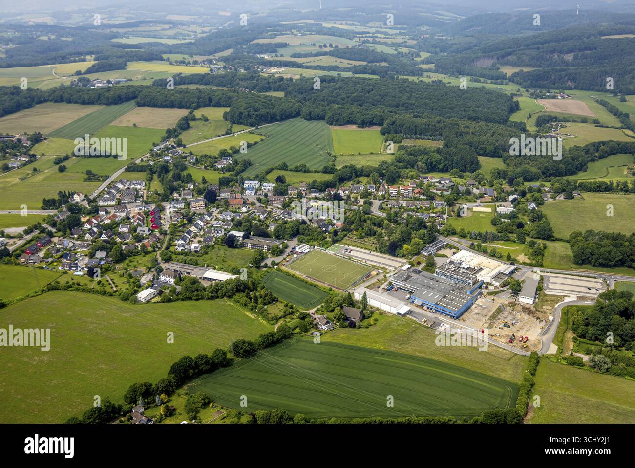 Vue aérienne, vue sur Herzkamp Gennebreck avec paysage vallonné, chantier dans la zone industrielle avec Wicke GmbH + Co. KG à Elberfelder Stra Banque D'Images
