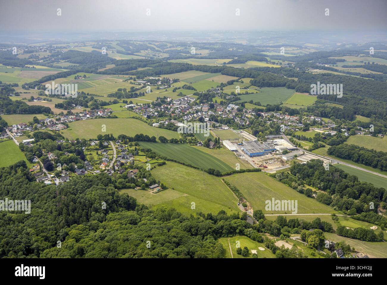 Vue aérienne, vue locale Herzkamp Gennebreck avec paysage vallonné, zone industrielle de chantier avec Wicke GmbH + Co. KG an der Elberfelder Stra Banque D'Images