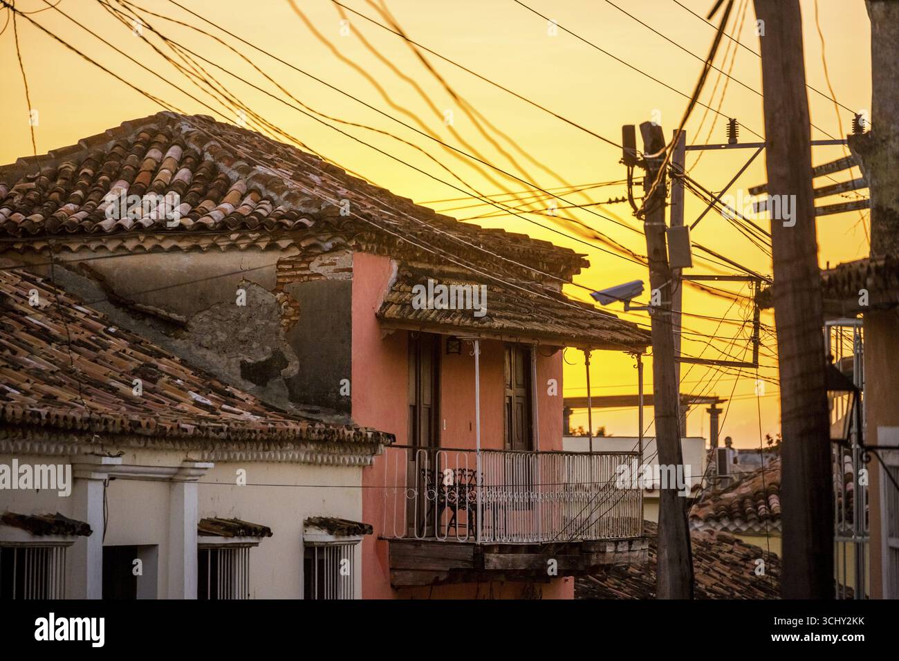 Scène de rue avec lignes électriques aériennes à Trinidad, Cuba, Sancti Spiritus, Cuba Banque D'Images