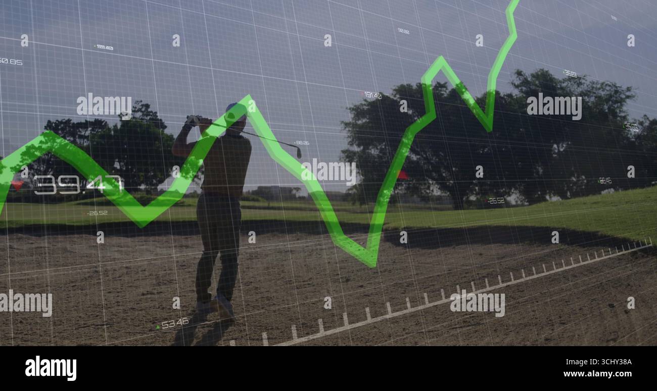 Golfeur adulte adulte balançant frappant une balle de golf dans un bunker de sable, avec recouvrement de cartes financières Banque D'Images