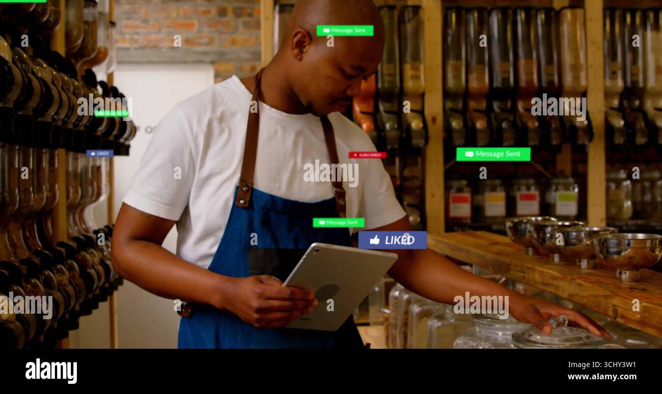 Tenant homme de tablette portant tablier ouvrant le pot en verre au comptoir de nourriture en vrac, avec des bols en acier inoxydable Banque D'Images