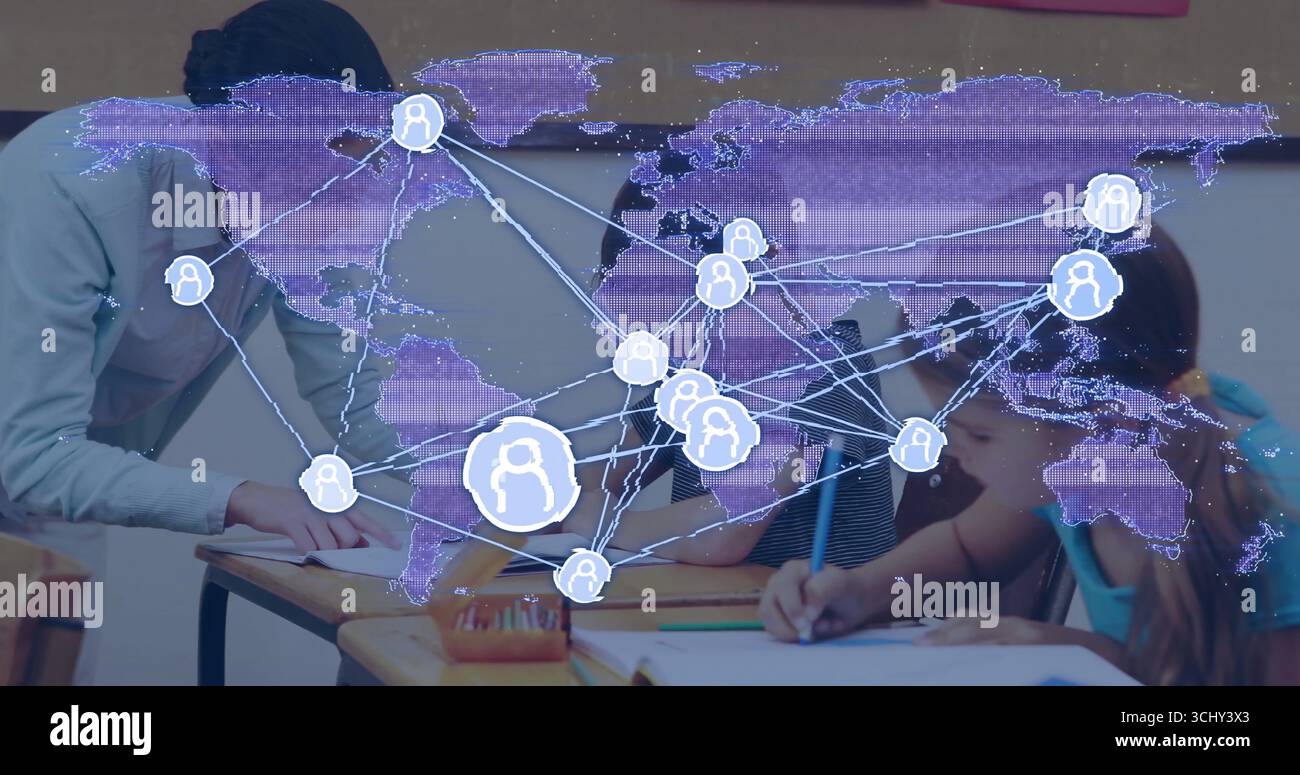 Aider l'enseignant penché sur les enfants écrivant sur des bureaux en bois avec des cahiers, des crayons, une superposition de réseau Banque D'Images