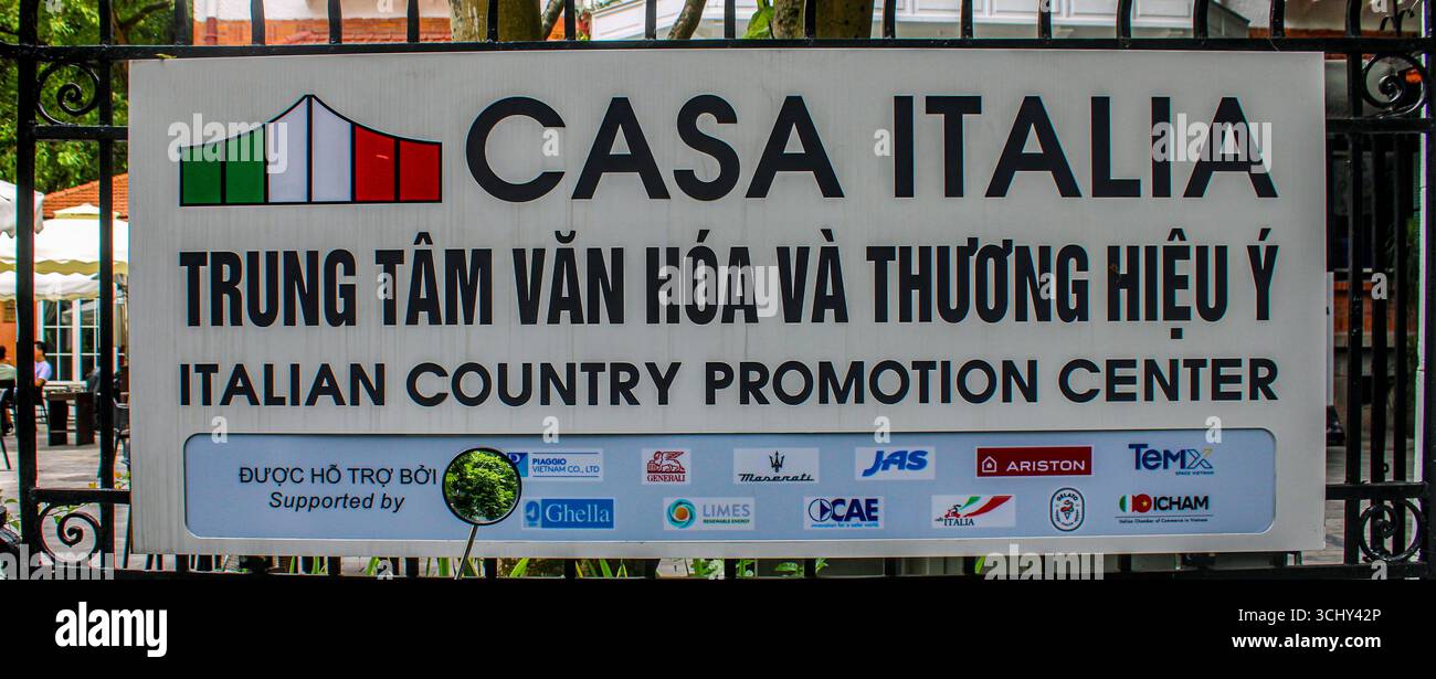 Vietnam, Hanoi. Le panneau indiquant Casa Italia, Centre italien de promotion du pays, dans un bâtiment au centre de la capitale. Banque D'Images