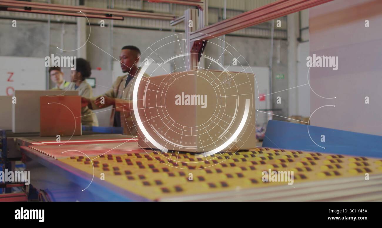 Déplacement de la boîte en carton scellée le long du convoyeur à rouleaux jaune dans le centre de distribution avec balayage de superposition Banque D'Images