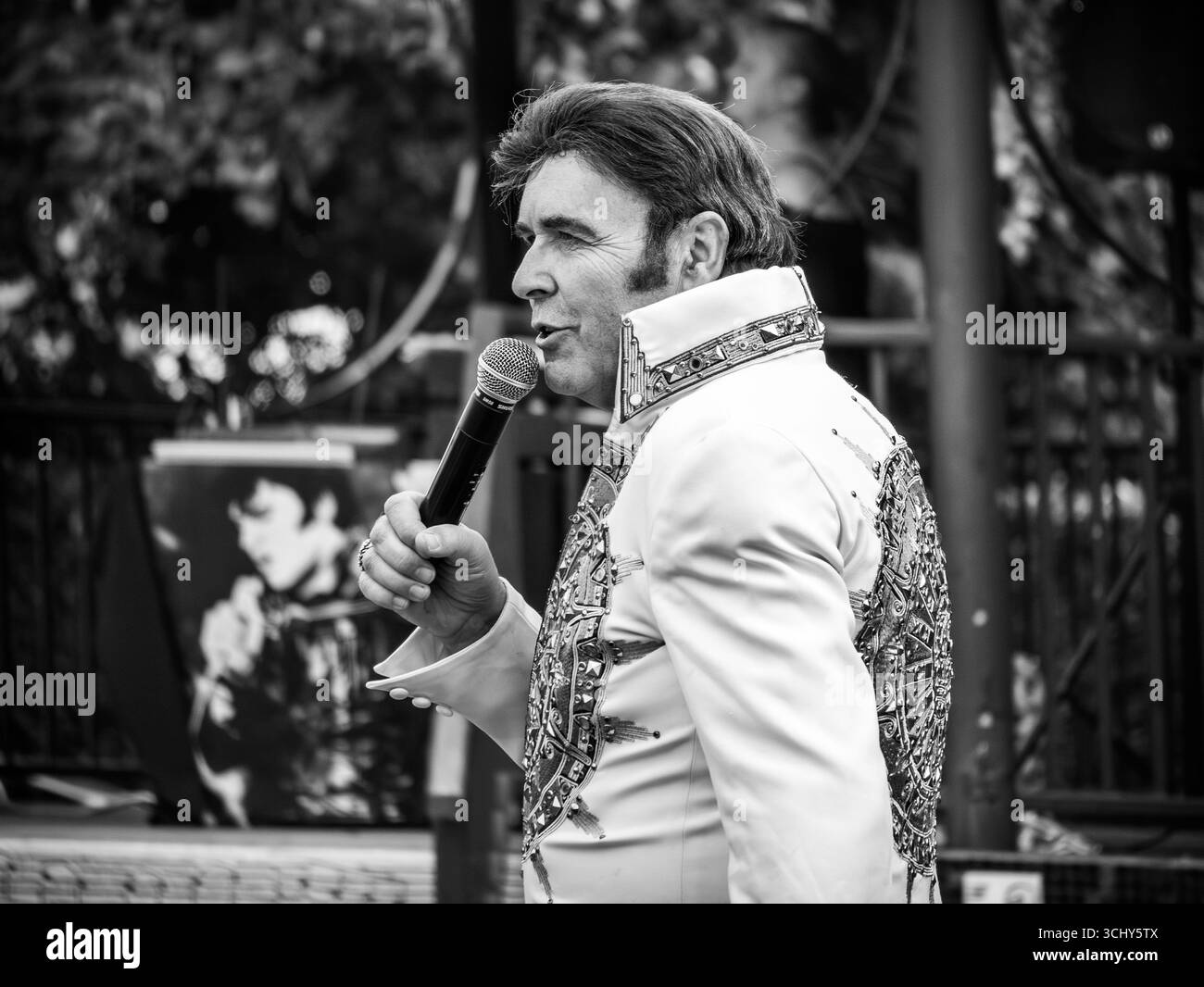 L'imitateur d'Elvis Cliff Castle se produisant au Oaklands Bandstand à Hythe, Kent, le 31 août 2025, capturé dans un ton noir et blanc Banque D'Images