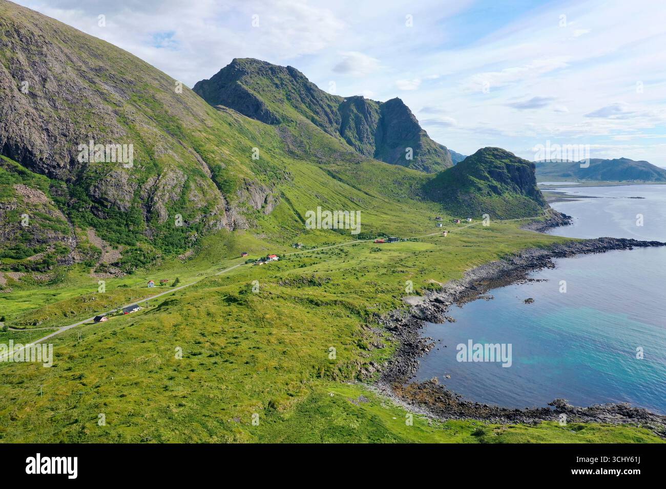 Route côtière entre chaîne de montagnes et côte rocheuse, vue aérienne, Norvège, Vesteralen, Langoya, Hovden Banque D'Images