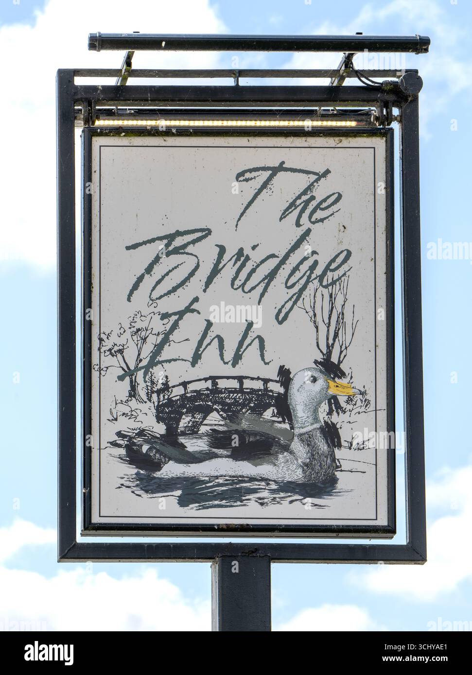 Panneau traditionnel de pub suspendu à The Bridge Inn - gastro public House - Upper Woodford, Salisbury, Wiltshire, Angleterre, Royaume-Uni Banque D'Images