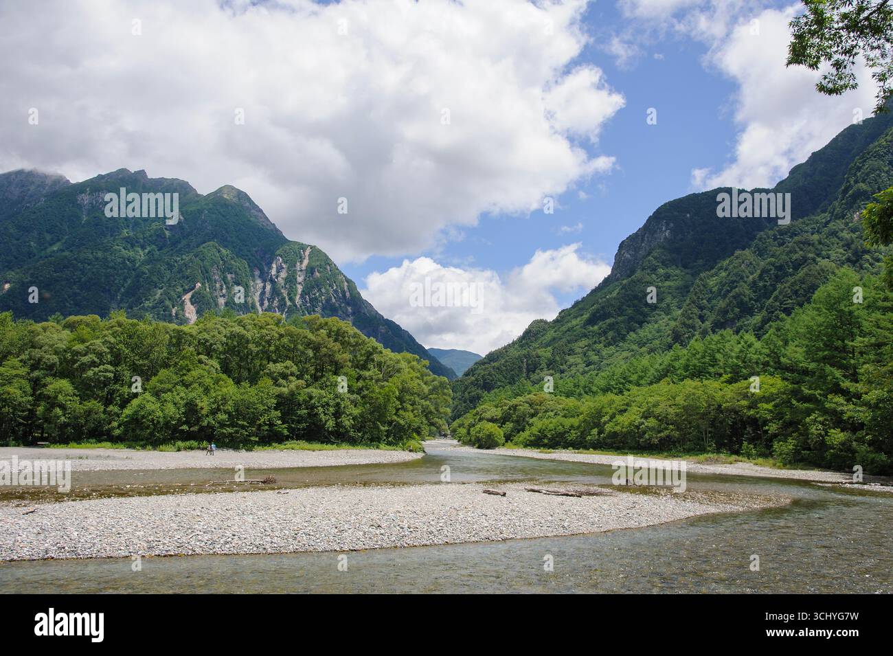 Vue sur les Alpes du Nord et la rivière Azusa depuis le sentier de randonnée de Kamikochi dans la préfecture de Nagano, Japon Banque D'Images