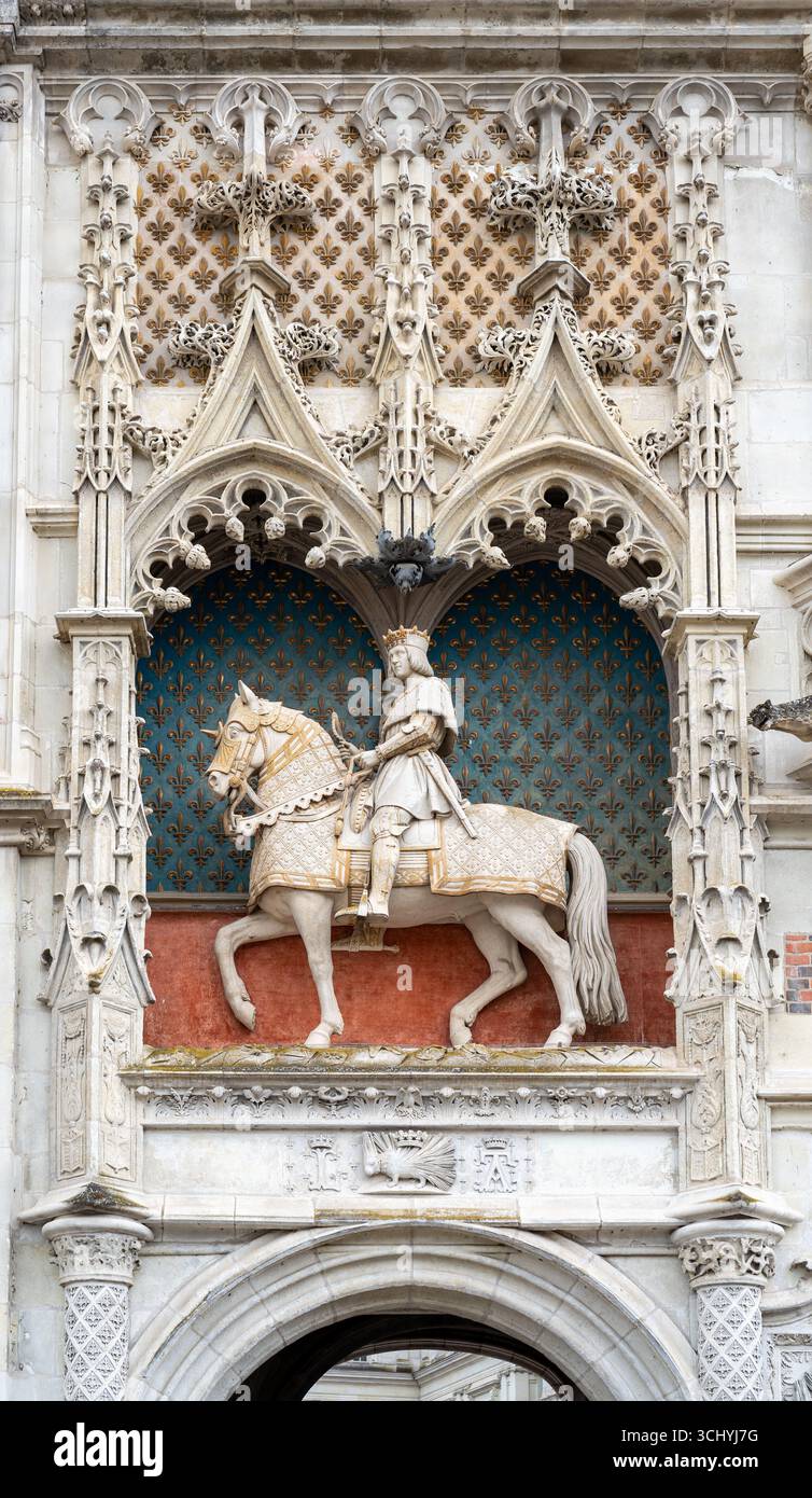Statue en marbre d'un roi médiéval français monté sur un cheval sculpté dans la façade extérieure frontale d'un bâtiment historique Banque D'Images