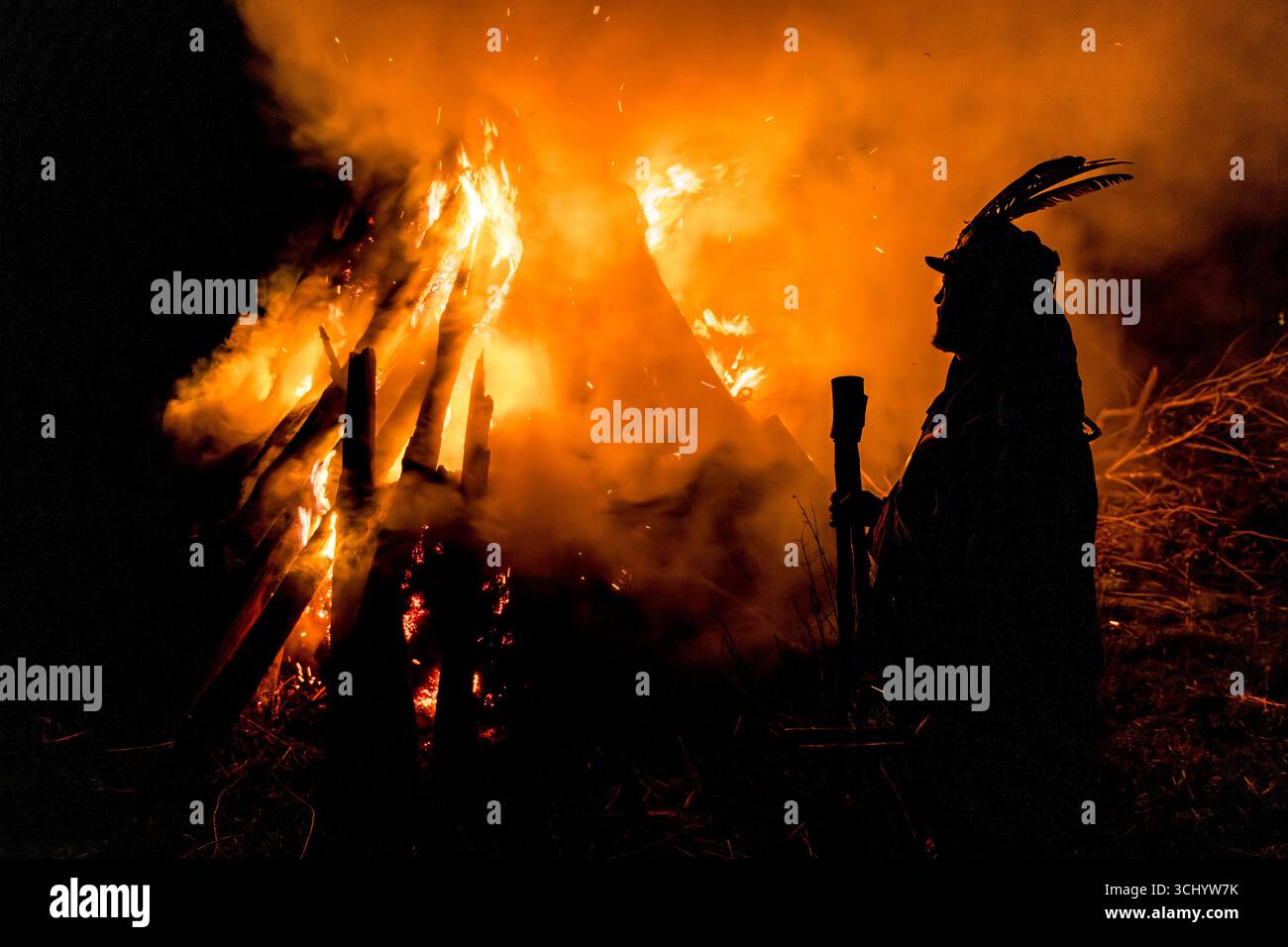 Un membre de l'équipe de danse Foxbucp Morris (ou 'Side') au rituel annuel de wassail d'hiver dans un verger de cidre à Monkland, Herefordshire, Royaume-Uni Banque D'Images