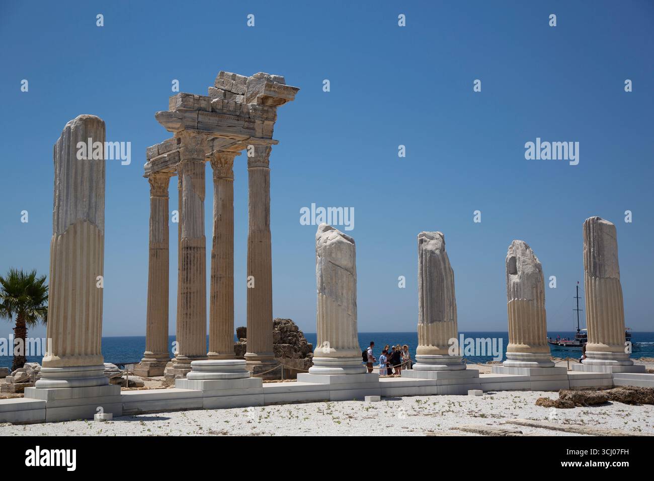 Temple d'Apollon (IIe siècle après JC), colonnes du temple d'Athéna (premier plan), IIe siècle av. J.-C., Side, Antalya, Turquie Banque D'Images