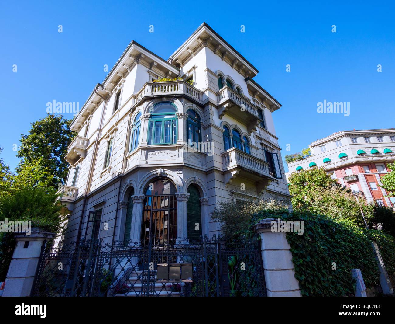Immeubles résidentiels le long de la via Monte Rosa à Milan, Lombardie, Italie Banque D'Images