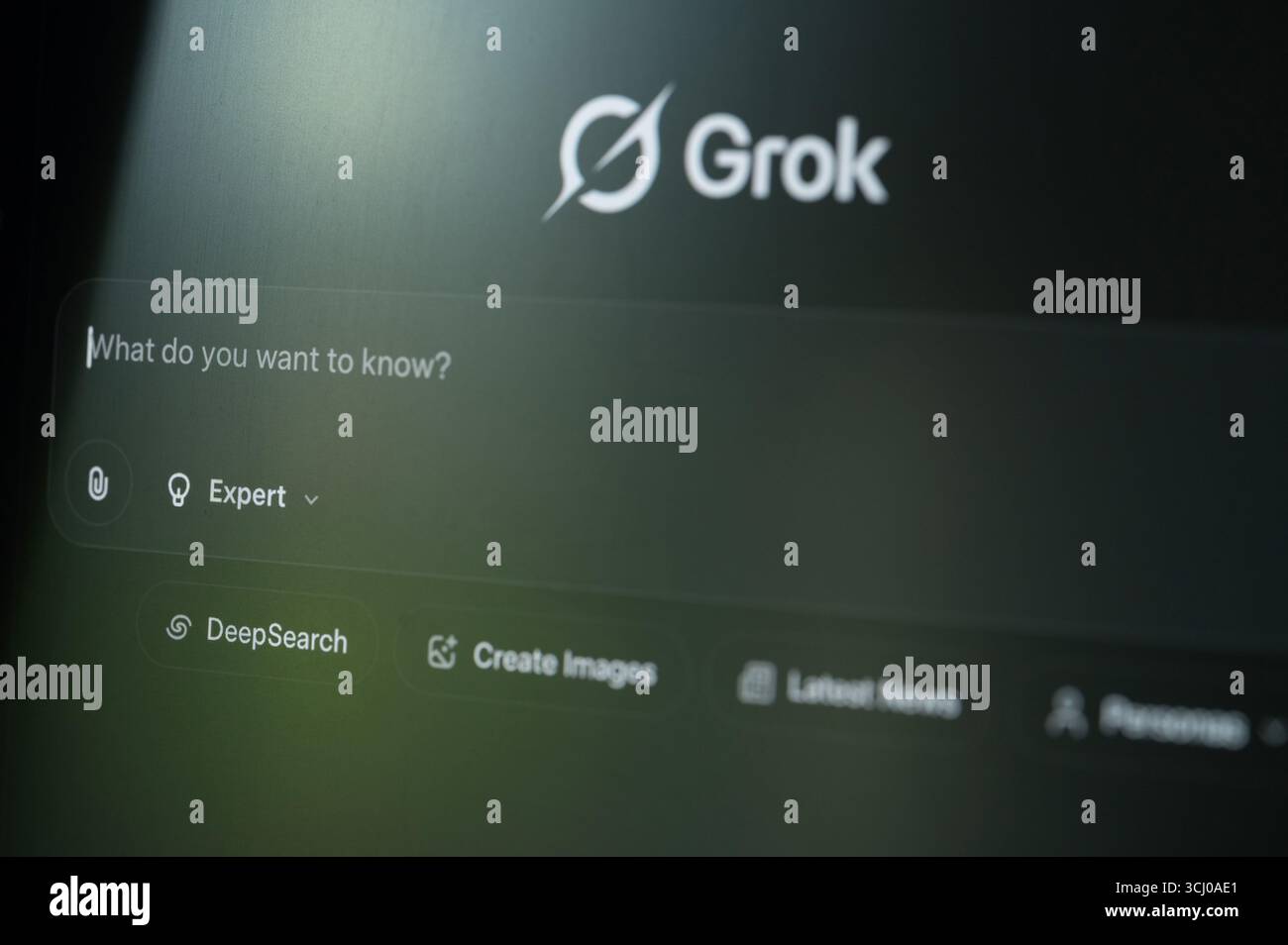 New York, États-Unis - 22 août 2025 : saisie de la question au chatbot Grok ai sur l'arrière-plan de l'ordinateur macro gros plan Banque D'Images