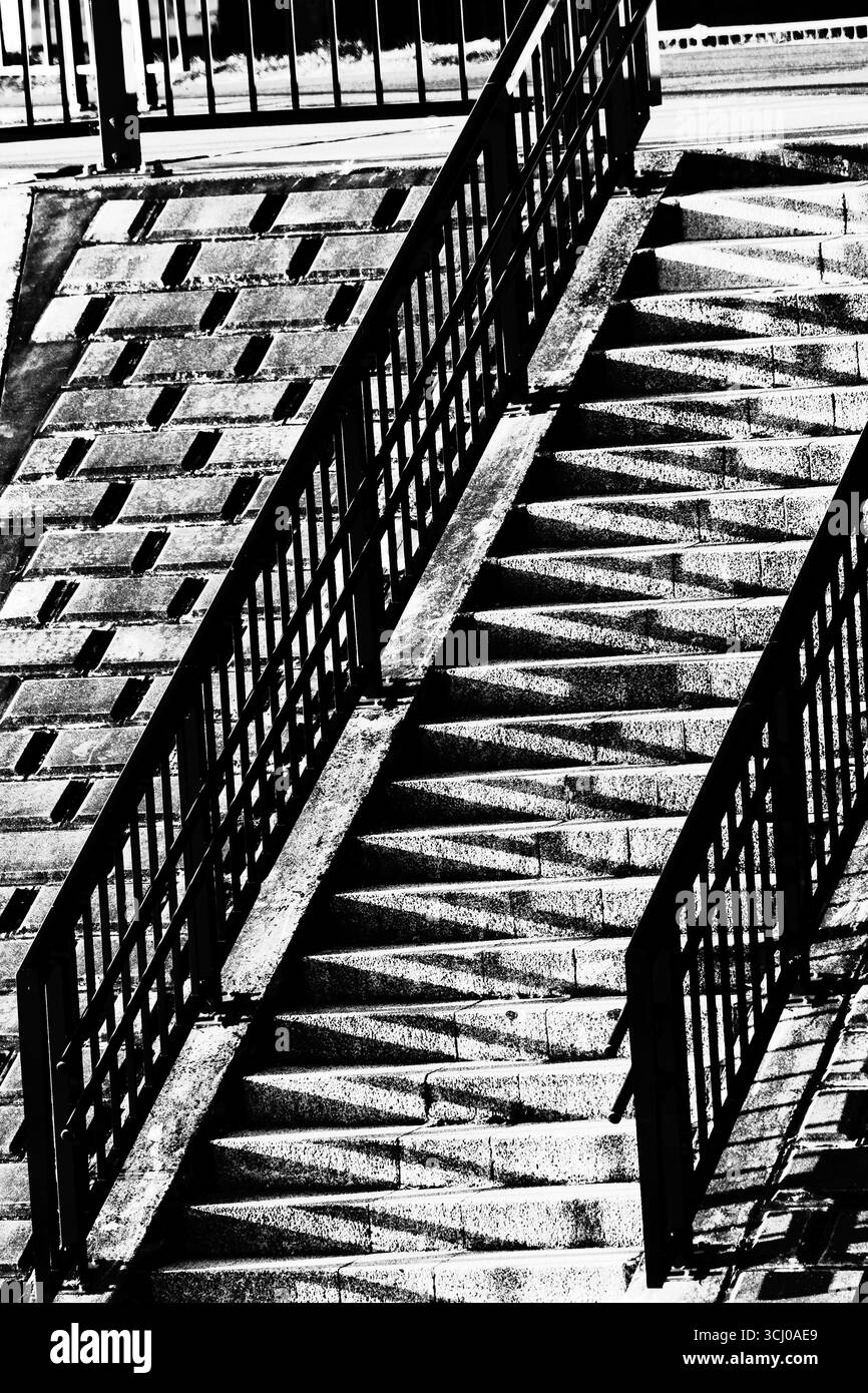 Photographie de rue monochrome au pont Sanwa, Katsushika, Tokyo, Japon – ombres abstraites, lumière et géométrie capturées en noir et blanc. Banque D'Images