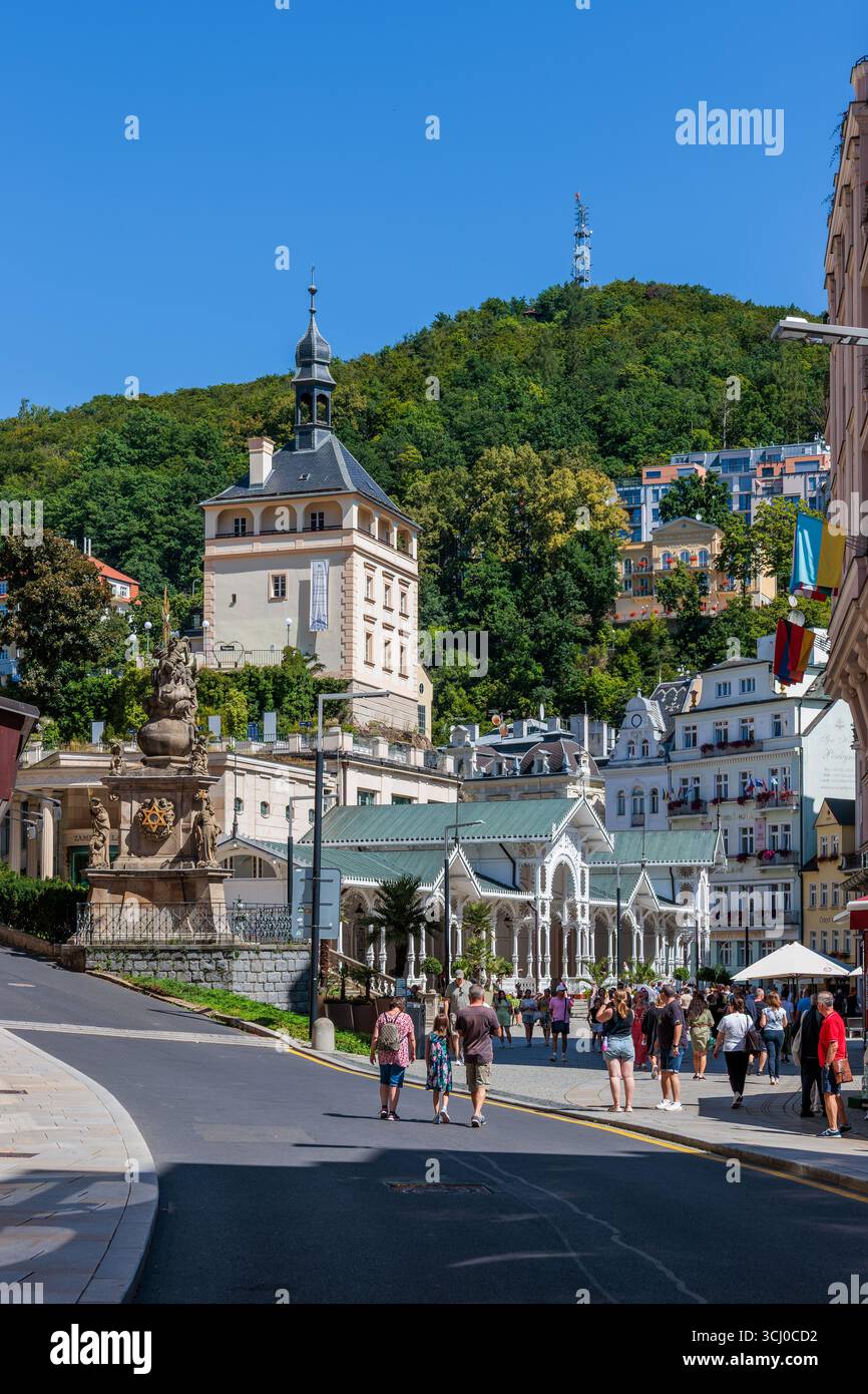 Carlsbad, Tchéquie - 11 août 2025 : promenade estivale dans le centre thermal du célèbre Karlovy Vary (Carlsbad) en République tchèque Banque D'Images