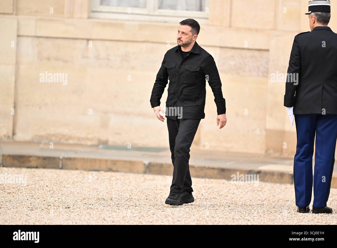 Paris AM 3.September 2025 französischen Präsident Emmanuel Macron begrüsst den ukrainische Präsident Wolodymyr Selenskyj im ElysÃ e-Palast in Paris v.l. der ukrainische Präsident Wolodymyr Selenskyj auf dem weg ins ElysÃ e-Palast *** Paris le 3 septembre 2025, le président français Emmanuel Macron accueille le président ukrainien Volodymyr Zelenskyi au Palais de l'Elysée à Paris v le président ukrainien Volodymyr Zelenskyi en route vers le palais de Borga Banque D'Images