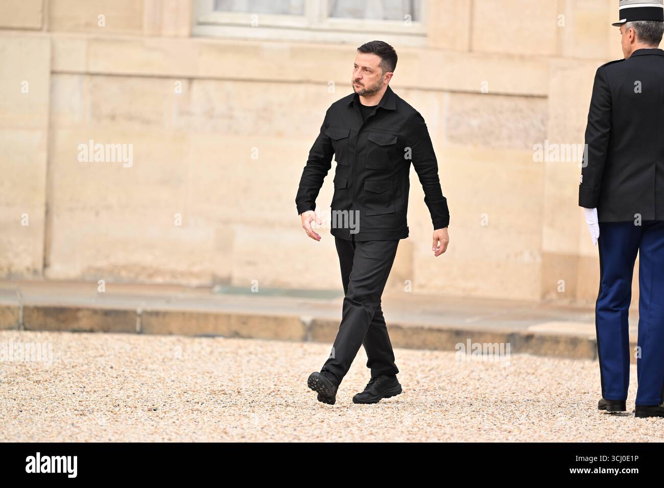 Paris AM 3.September 2025 französischen Präsident Emmanuel Macron begrüsst den ukrainische Präsident Wolodymyr Selenskyj im ElysÃ e-Palast in Paris v.l. der ukrainische Präsident Wolodymyr Selenskyj auf dem weg ins ElysÃ e-Palast *** Paris le 3 septembre 2025, le président français Emmanuel Macron accueille le président ukrainien Volodymyr Zelenskyi au Palais de l'Elysée à Paris v le président ukrainien Volodymyr Zelenskyi en route vers le palais de Borga Banque D'Images
