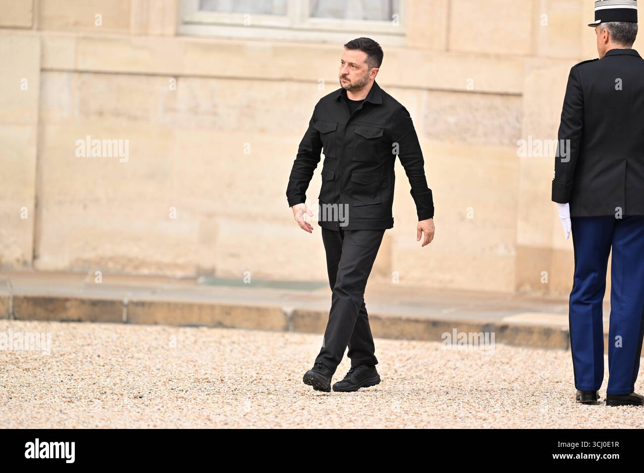 Paris AM 3.September 2025 französischen Präsident Emmanuel Macron begrüsst den ukrainische Präsident Wolodymyr Selenskyj im ElysÃ e-Palast in Paris v.l. der ukrainische Präsident Wolodymyr Selenskyj auf dem weg ins ElysÃ e-Palast *** Paris le 3 septembre 2025, le président français Emmanuel Macron accueille le président ukrainien Volodymyr Zelenskyi au Palais de l'Elysée à Paris v le président ukrainien Volodymyr Zelenskyi en route vers le palais de Borga Banque D'Images