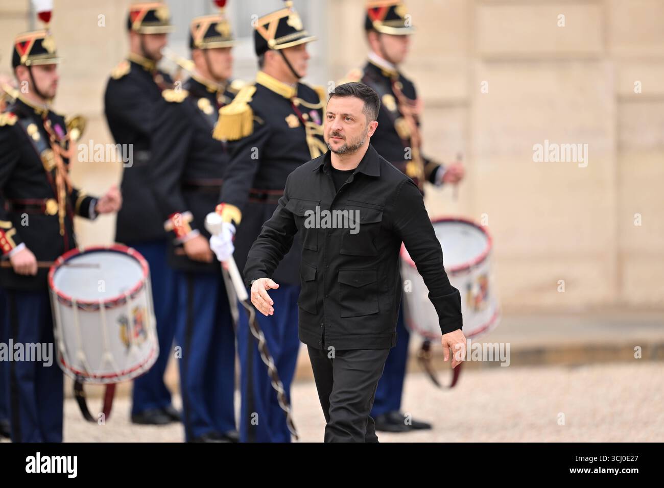 Paris AM 3.September 2025 französischen Präsident Emmanuel Macron begrüsst den ukrainische Präsident Wolodymyr Selenskyj im ElysÃ e-Palast in Paris v.l. der ukrainische Präsident Wolodymyr Selenskyj auf dem weg ins ElysÃ e-Palast *** Paris le 3 septembre 2025, le président français Emmanuel Macron accueille le président ukrainien Volodymyr Zelenskyi au Palais de l'Elysée à Paris v le président ukrainien Volodymyr Zelenskyi en route vers le palais de Borga Banque D'Images