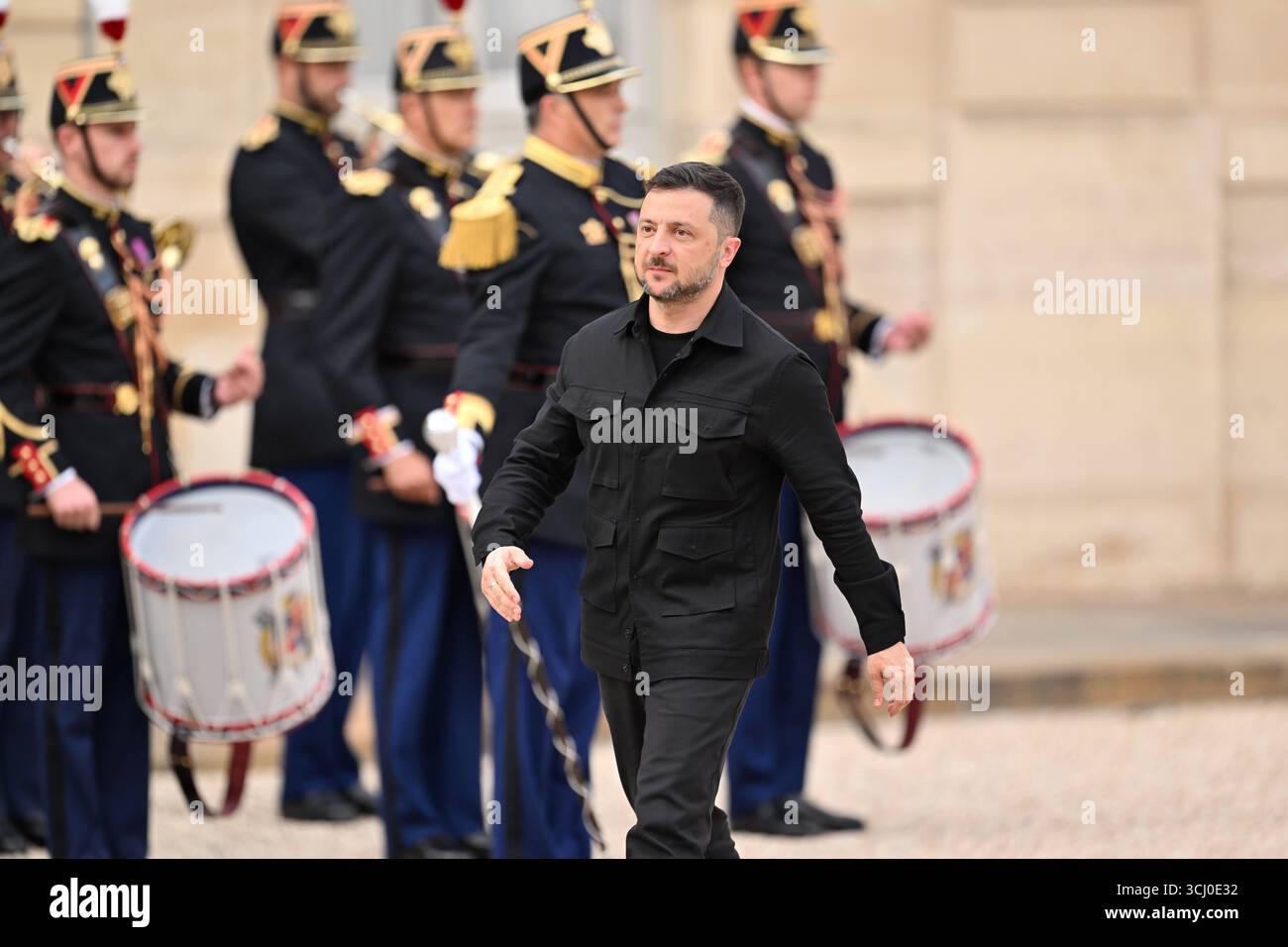 Paris AM 3.September 2025 französischen Präsident Emmanuel Macron begrüsst den ukrainische Präsident Wolodymyr Selenskyj im ElysÃ e-Palast in Paris v.l. der ukrainische Präsident Wolodymyr Selenskyj auf dem weg ins ElysÃ e-Palast *** Paris le 3 septembre 2025, le président français Emmanuel Macron accueille le président ukrainien Volodymyr Zelenskyi au Palais de l'Elysée à Paris v le président ukrainien Volodymyr Zelenskyi en route vers le palais de Borga Banque D'Images