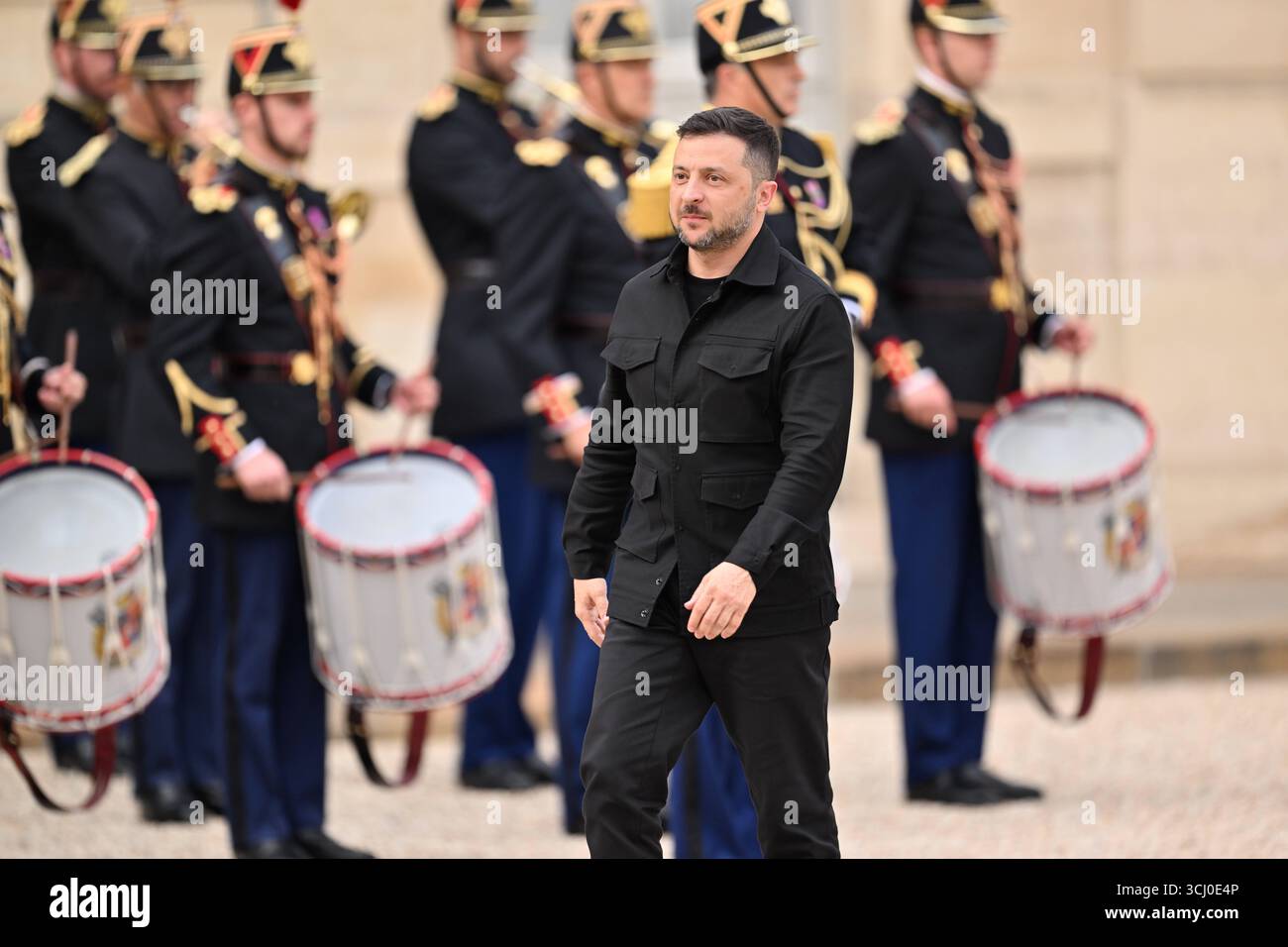 Paris AM 3.September 2025 französischen Präsident Emmanuel Macron begrüsst den ukrainische Präsident Wolodymyr Selenskyj im ElysÃ e-Palast in Paris v.l. der ukrainische Präsident Wolodymyr Selenskyj auf dem weg ins ElysÃ e-Palast *** Paris le 3 septembre 2025, le président français Emmanuel Macron accueille le président ukrainien Volodymyr Zelenskyi au Palais de l'Elysée à Paris v le président ukrainien Volodymyr Zelenskyi en route vers le palais de Borga Banque D'Images