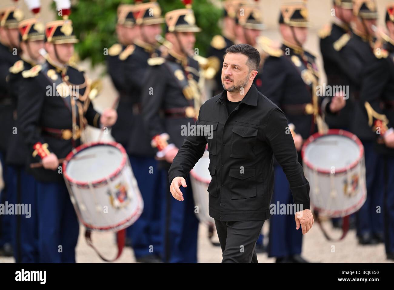 Paris AM 3.September 2025 französischen Präsident Emmanuel Macron begrüsst den ukrainische Präsident Wolodymyr Selenskyj im ElysÃ e-Palast in Paris v.l. der ukrainische Präsident Wolodymyr Selenskyj auf dem weg ins ElysÃ e-Palast *** Paris le 3 septembre 2025, le président français Emmanuel Macron accueille le président ukrainien Volodymyr Zelenskyi au Palais de l'Elysée à Paris v le président ukrainien Volodymyr Zelenskyi en route vers le palais de Borga Banque D'Images