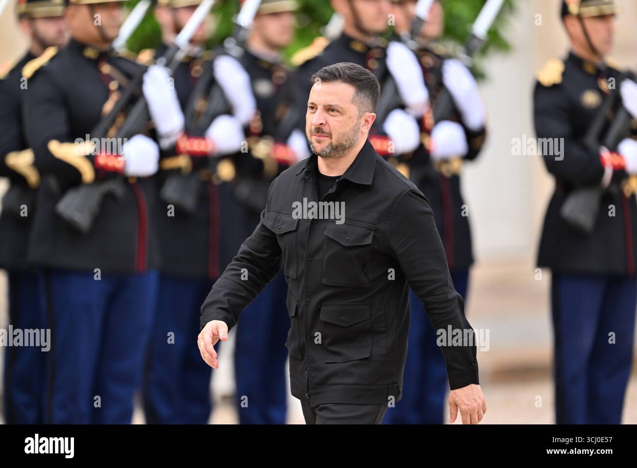 Paris AM 3.September 2025 französischen Präsident Emmanuel Macron begrüsst den ukrainische Präsident Wolodymyr Selenskyj im ElysÃ e-Palast in Paris v.l. der ukrainische Präsident Wolodymyr Selenskyj auf dem weg ins ElysÃ e-Palast *** Paris le 3 septembre 2025, le président français Emmanuel Macron accueille le président ukrainien Volodymyr Zelenskyi au Palais de l'Elysée à Paris v le président ukrainien Volodymyr Zelenskyi en route vers le palais de Borga Banque D'Images
