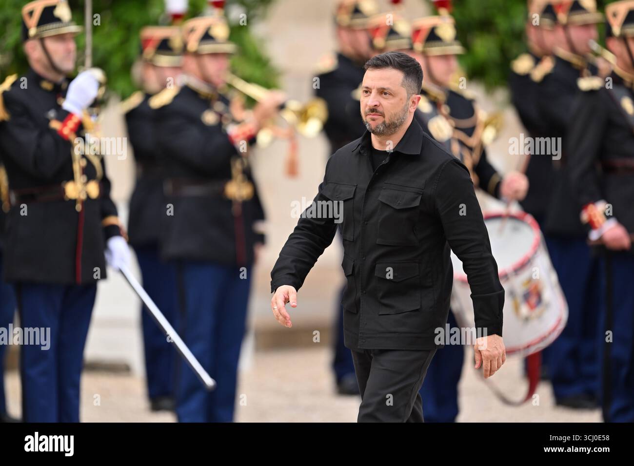 Paris AM 3.September 2025 französischen Präsident Emmanuel Macron begrüsst den ukrainische Präsident Wolodymyr Selenskyj im ElysÃ e-Palast in Paris v.l. der ukrainische Präsident Wolodymyr Selenskyj auf dem weg ins ElysÃ e-Palast *** Paris le 3 septembre 2025, le président français Emmanuel Macron accueille le président ukrainien Volodymyr Zelenskyi au Palais de l'Elysée à Paris v le président ukrainien Volodymyr Zelenskyi en route vers le palais de Borga Banque D'Images