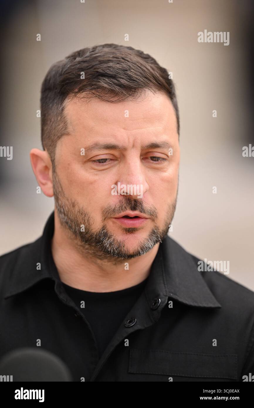 Paris AM 3.September 2025 französischen Präsident Emmanuel Macron begrüsst den ukrainische Präsident Wolodymyr Selenskyj im ElysÃ e-Palast in Paris v.l. ukrainische Präsident Wolodymyr Selenskyj im ElysÃ e-Palast steht den Journalisten rede und Antwort *** Paris, le 3 septembre 2025 le président français Emmanuel Macron accueille le président ukrainien Volodymyr Zelenskyi au Palais de l'Elysée à Paris v l le président ukrainien Volodymyr Zelenskyi réponses aux questions des journalistes Banque D'Images