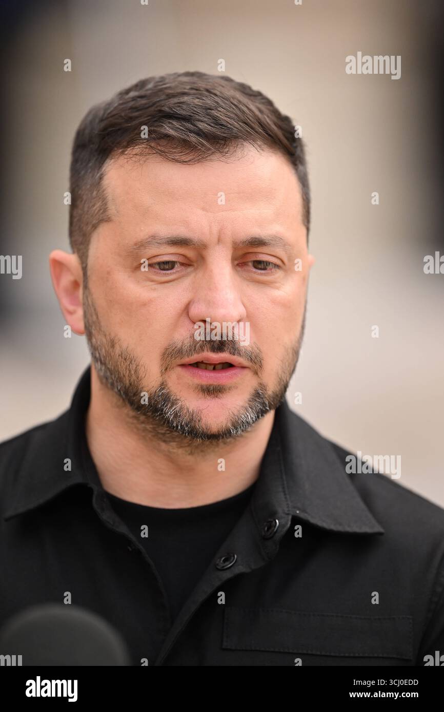 Paris AM 3.September 2025 französischen Präsident Emmanuel Macron begrüsst den ukrainische Präsident Wolodymyr Selenskyj im ElysÃ e-Palast in Paris v.l. ukrainische Präsident Wolodymyr Selenskyj im ElysÃ e-Palast steht den Journalisten rede und Antwort *** Paris, le 3 septembre 2025 le président français Emmanuel Macron accueille le président ukrainien Volodymyr Zelenskyi au Palais de l'Elysée à Paris v l le président ukrainien Volodymyr Zelenskyi réponses aux questions des journalistes Banque D'Images