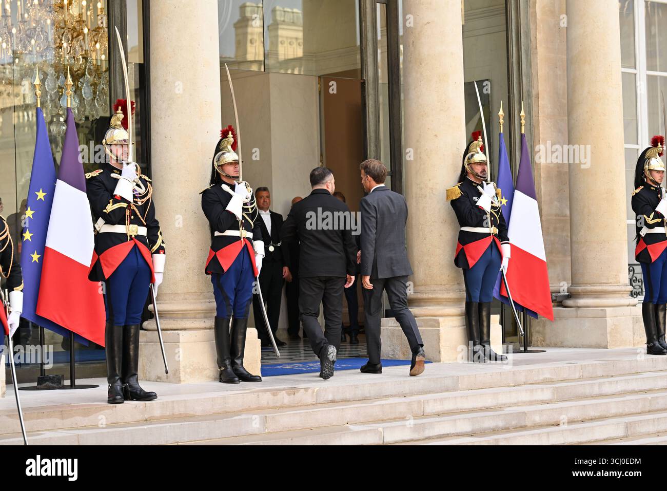Paris AM 3.September 2025 französischen Präsident Emmanuel Macron begrüsst den ukrainische Präsident Wolodymyr Selenskyj im ElysÃ e-Palast in Paris v.l. der ukrainische Präsident Wolodymyr Selenskyj und der französischen Präsident Emmanuel Macron auf dem weg zum ElysÃ e-Palast *** Paris le 3 septembre 2025, le président français Emmanuel Macron accueille le président ukrainien Volodymyr Zelenskyi au palais de l'Elysée à Paris v l le président ukrainien Volodymyr Zelenskyi et le président français Antonoxii sur leur chemin Banque D'Images