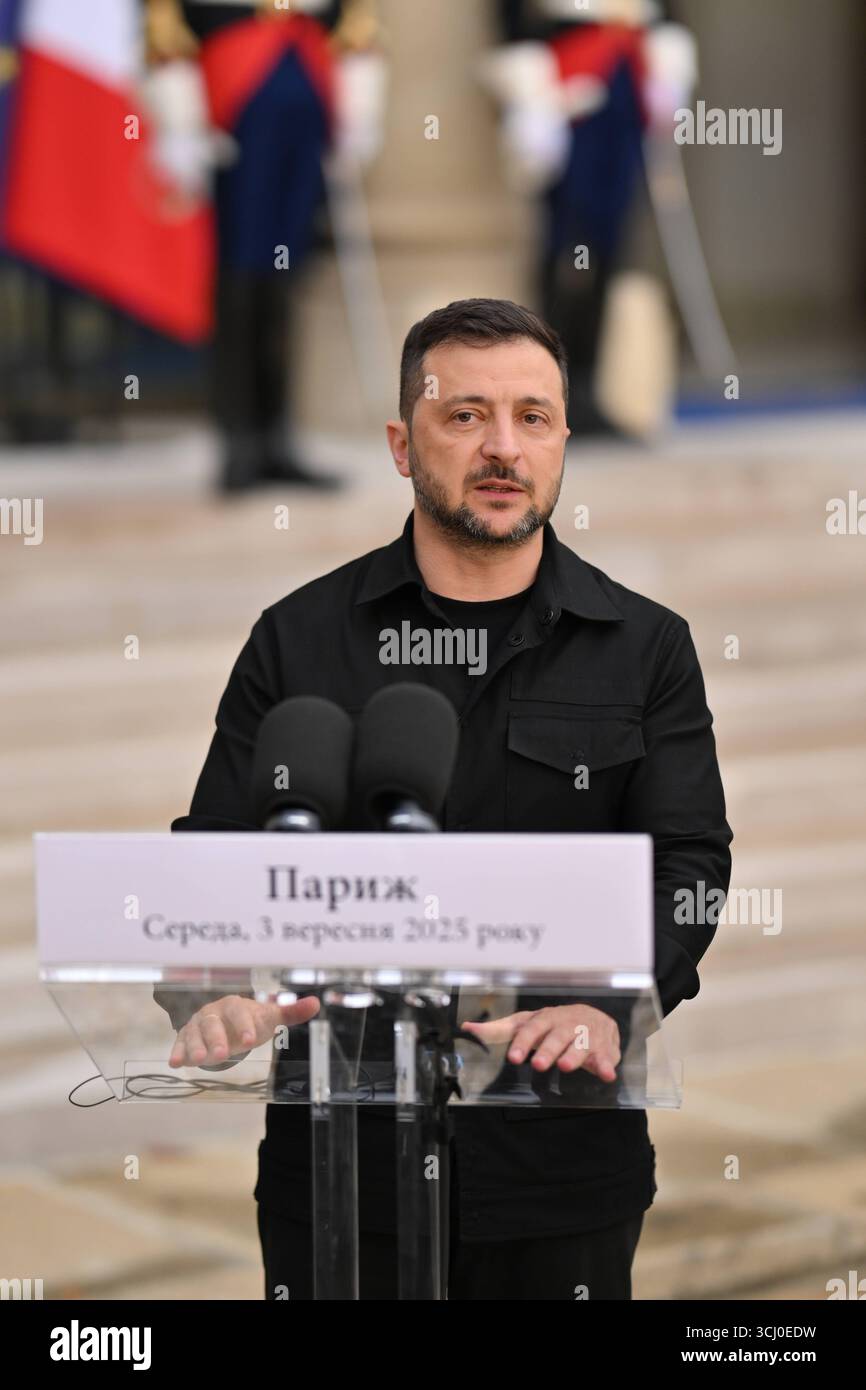 Paris AM 3.September 2025 französischen Präsident Emmanuel Macron begrüsst den ukrainische Präsident Wolodymyr Selenskyj im ElysÃ e-Palast in Paris v.l. ukrainische Präsident Wolodymyr Selenskyj im ElysÃ e-Palast steht den Journalisten rede und Antwort *** Paris, le 3 septembre 2025 le président français Emmanuel Macron accueille le président ukrainien Volodymyr Zelenskyi au Palais de l'Elysée à Paris v l le président ukrainien Volodymyr Zelenskyi réponses aux questions des journalistes Banque D'Images