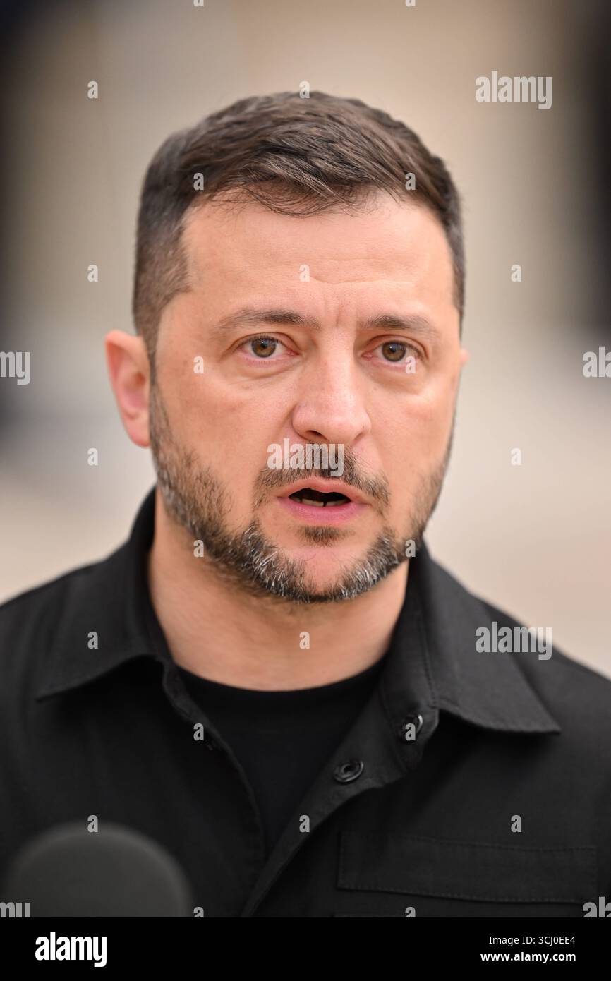 Paris AM 3.September 2025 französischen Präsident Emmanuel Macron begrüsst den ukrainische Präsident Wolodymyr Selenskyj im ElysÃ e-Palast in Paris v.l. ukrainische Präsident Wolodymyr Selenskyj im ElysÃ e-Palast steht den Journalisten rede und Antwort *** Paris, le 3 septembre 2025 le président français Emmanuel Macron accueille le président ukrainien Volodymyr Zelenskyi au Palais de l'Elysée à Paris v l le président ukrainien Volodymyr Zelenskyi réponses aux questions des journalistes Banque D'Images