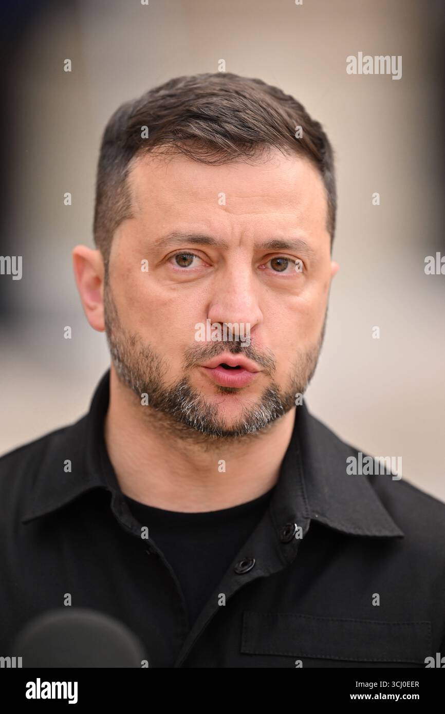 Paris AM 3.September 2025 französischen Präsident Emmanuel Macron begrüsst den ukrainische Präsident Wolodymyr Selenskyj im ElysÃ e-Palast in Paris v.l. ukrainische Präsident Wolodymyr Selenskyj im ElysÃ e-Palast steht den Journalisten rede und Antwort *** Paris, le 3 septembre 2025 le président français Emmanuel Macron accueille le président ukrainien Volodymyr Zelenskyi au Palais de l'Elysée à Paris v l le président ukrainien Volodymyr Zelenskyi réponses aux questions des journalistes Banque D'Images