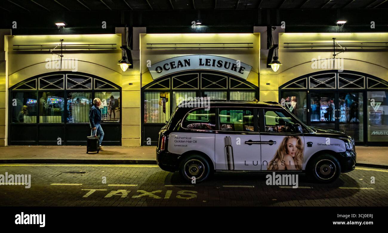 Londres, Royaume-Uni, 18 août 2025, vue d'un taxi noir garé par un panneau Ocean Leisure dans la zone Embankment Banque D'Images